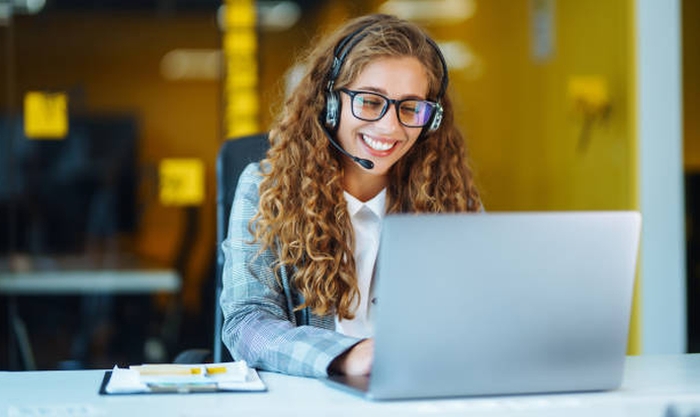 Rozmowa telefoniczna, ładny uśmiech, didlo Rumia, sklep erotyczny Rumia, sex shop Rumia