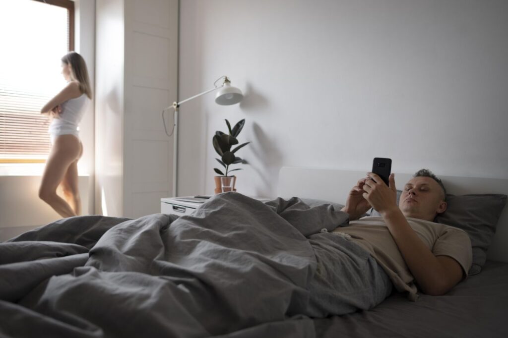 Mężczyzna znudzony kobietą w sypialni 