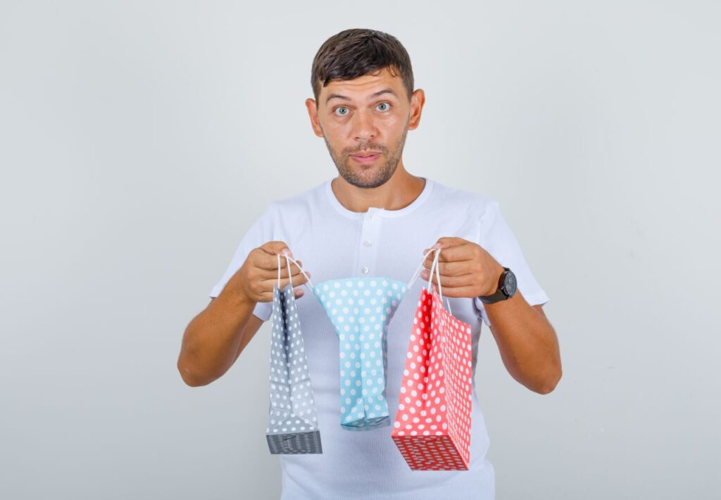 Mężczyzna zastanawiający się  nad wyborem nakładki intymnej dla siebie 