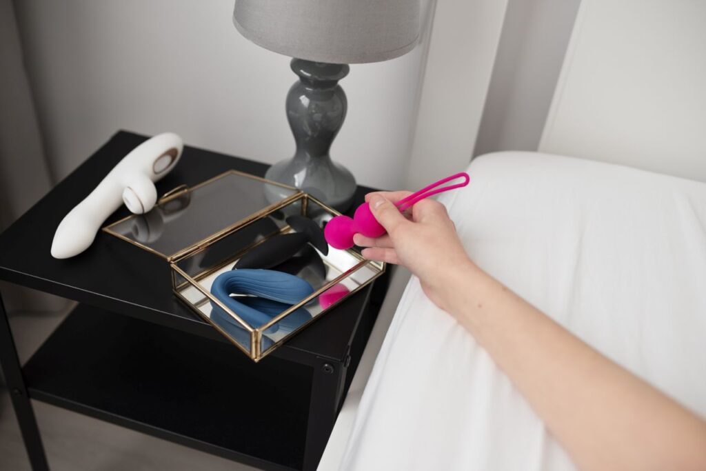 Akcesoria erotyczne pochodzące od sex shop Kołobrzeg w sypialni 