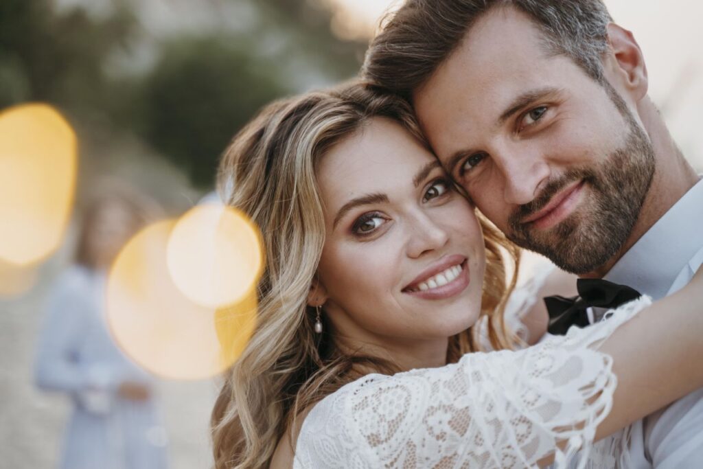 Radosna para małżeńska po otrzymaniu akcesoriów z sex shopu Kołobrzeg   