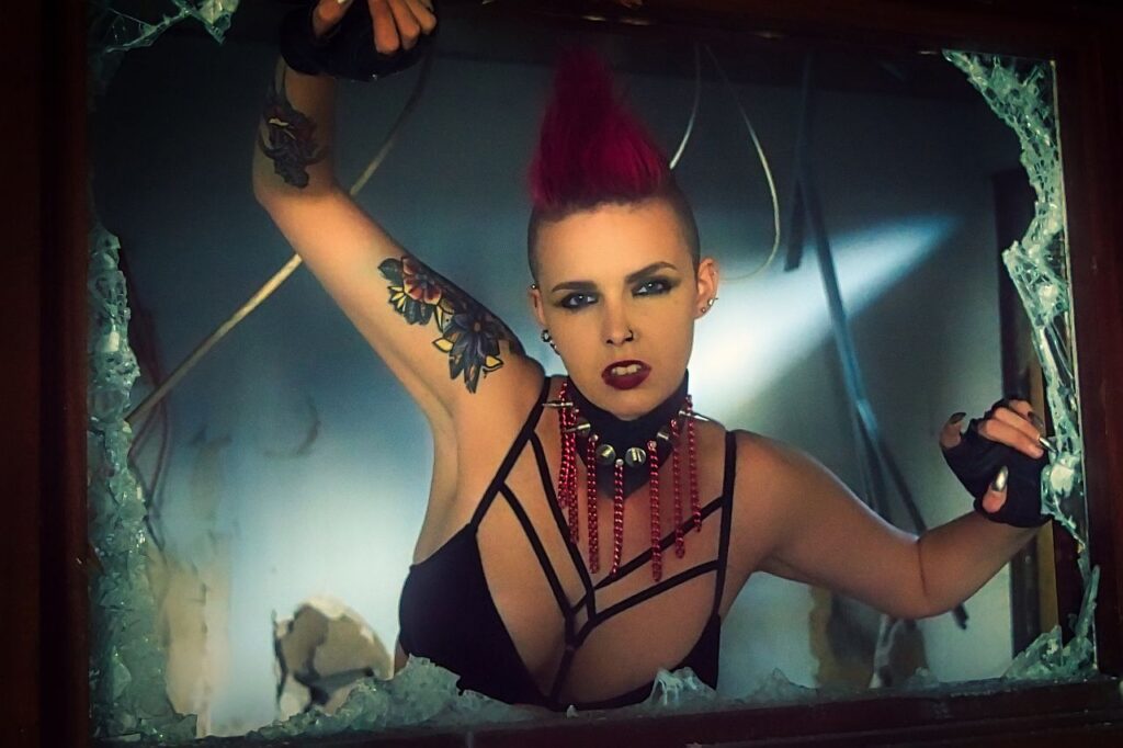 Kobieta gotowa na dziki sex z gadżetami BDSM 