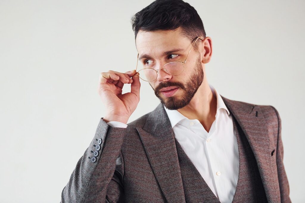 Obsługa sex-shopu wyglądająca na klienta  