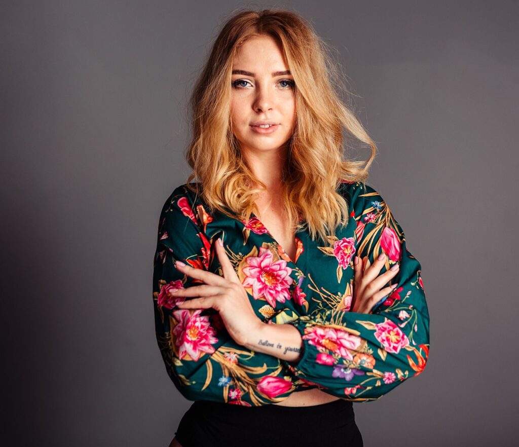 Kobieta z obsługi sklepu erotycznego 