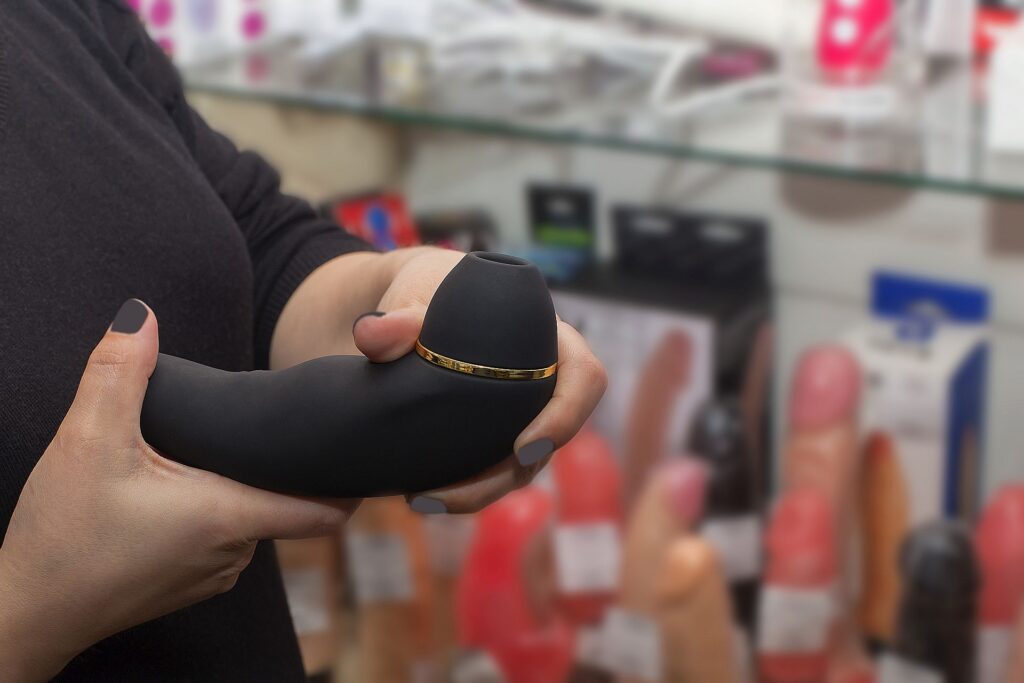 Obsługa tłumaczy działanie jednego z produktów oferowanych w sex shop Cieszyn 