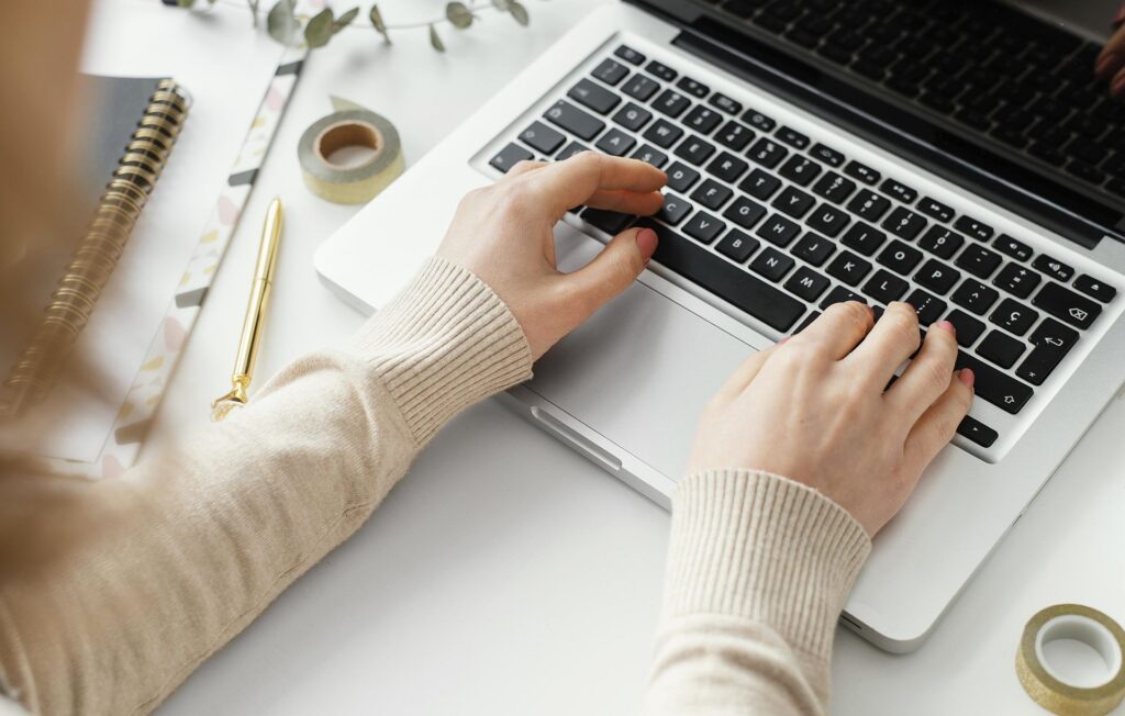 Klient piszący komentarz pod postem sklepu erotycznego 